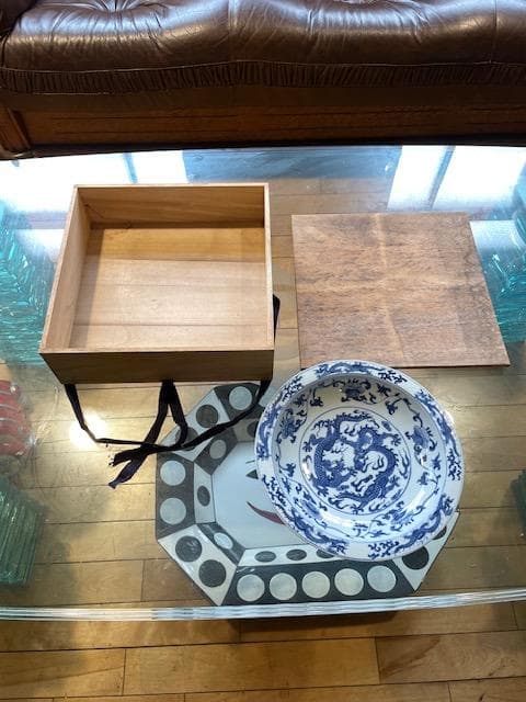 青いドラゴン模様の陶器皿