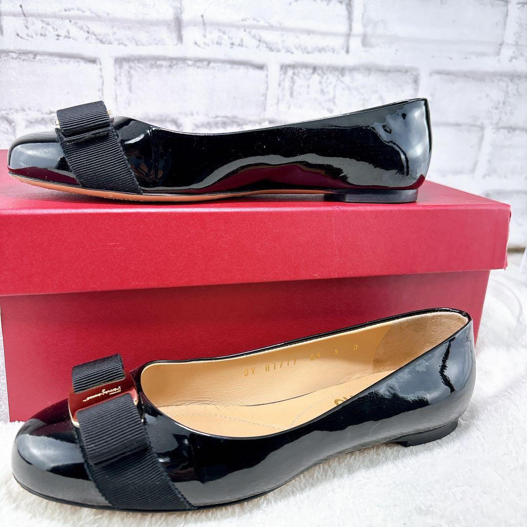 ✨Ferragamo フラットシューズ ヴァリナ ブラック　エナメル　22.5㎝
