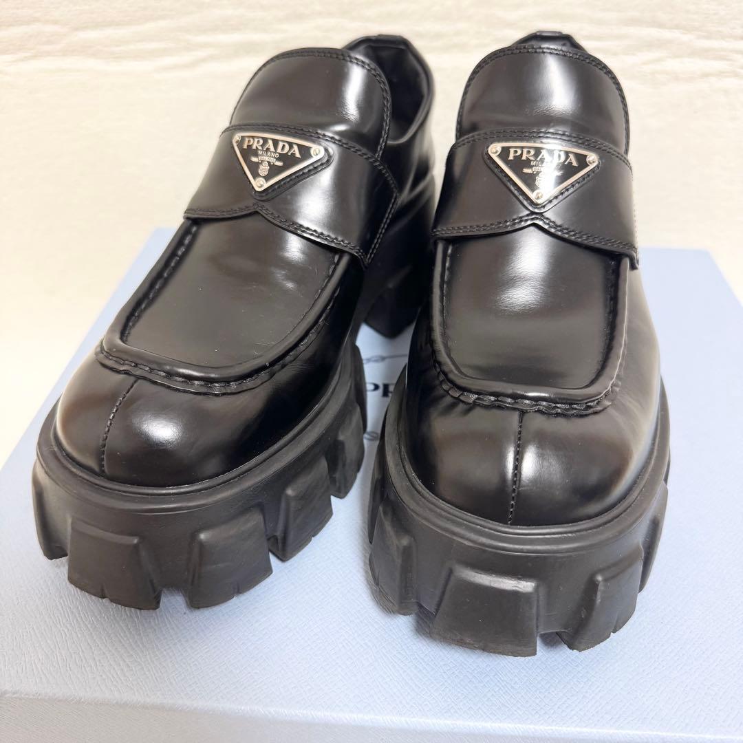 美品 プラダ ローファー モノリス 三角ロゴ ブラッシュドレザー 厚底 25 黒