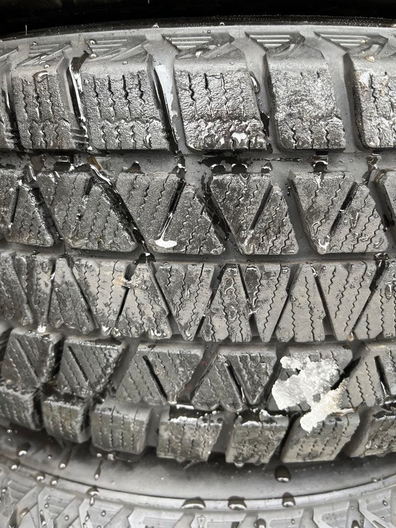 ジャガー　E-PACE Bridgestone 235/65R17 スタッドレス