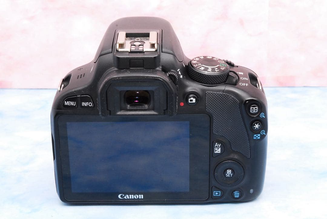 キャノン Kiss X7✨小型＆軽量で持ち運びラクラク✨一眼レフカメラ