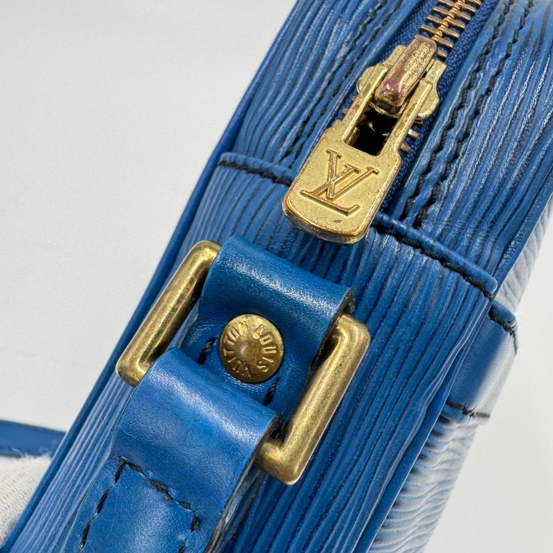 ルイヴィトン エピ ダヌーヴ レザー ショルダーバッグ 斜めがけ ブルー