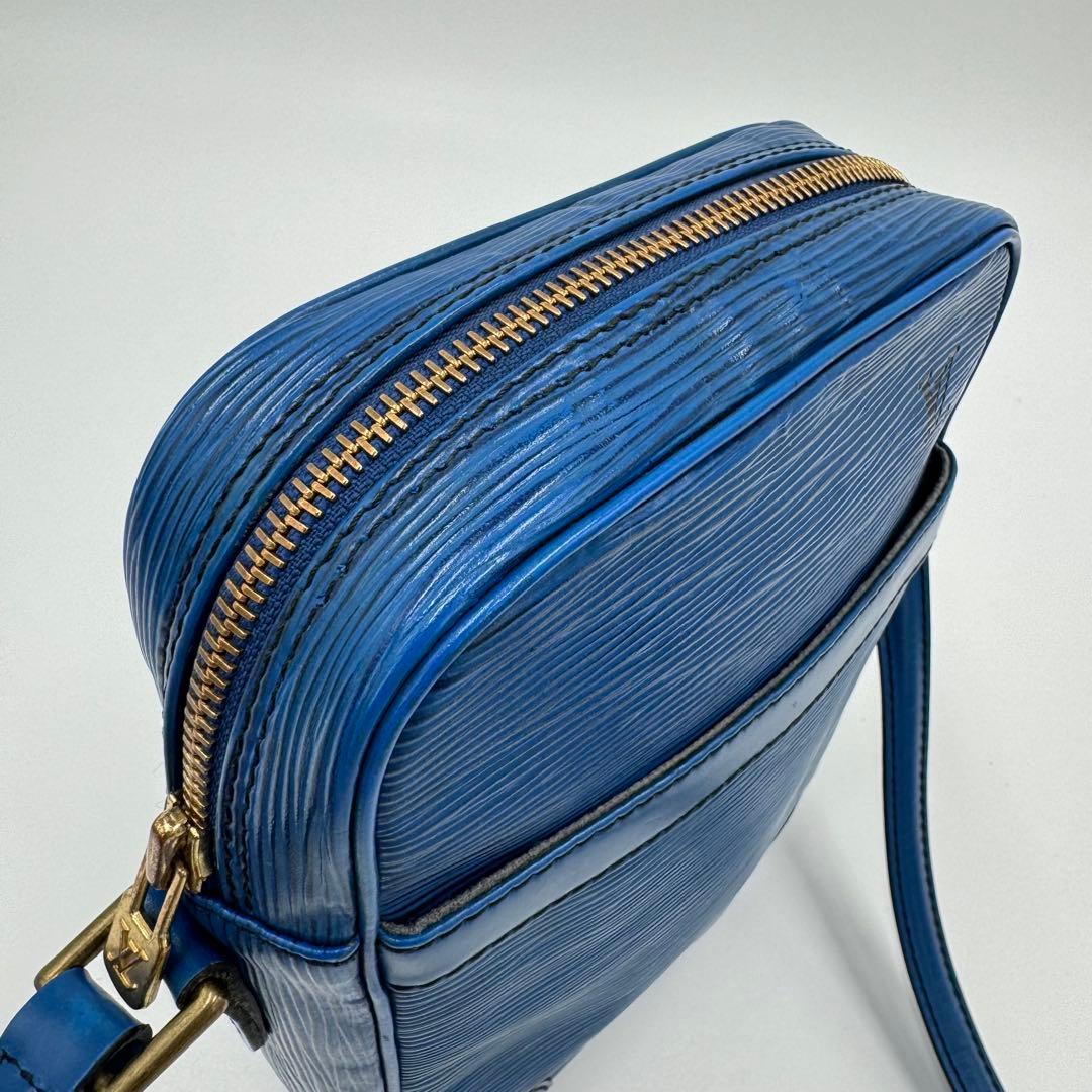 ルイヴィトン エピ ダヌーヴ レザー ショルダーバッグ 斜めがけ ブルー