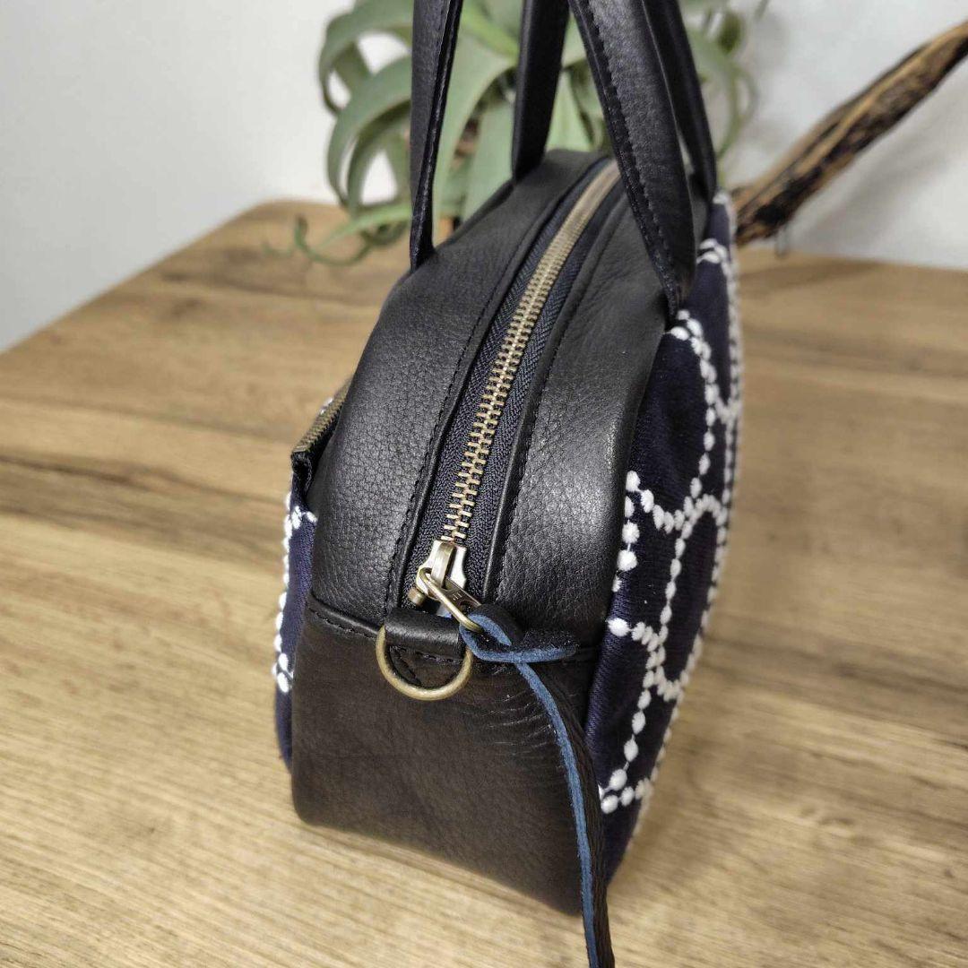 ミナペルホネン/tambourineタンバリンネイビー×白/ラウンドボストン黒革