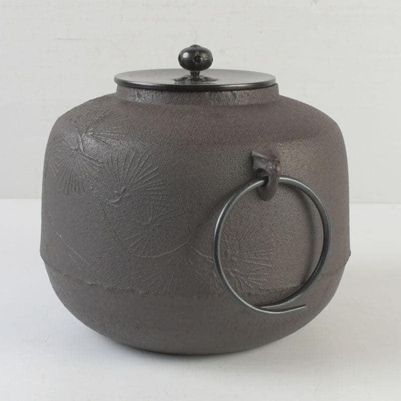 茶道具　釜師　菊池政光作　松文　阿弥陀釜　共箱　V　9904A