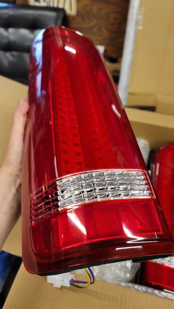 ハイエース　7型他、テールランプ