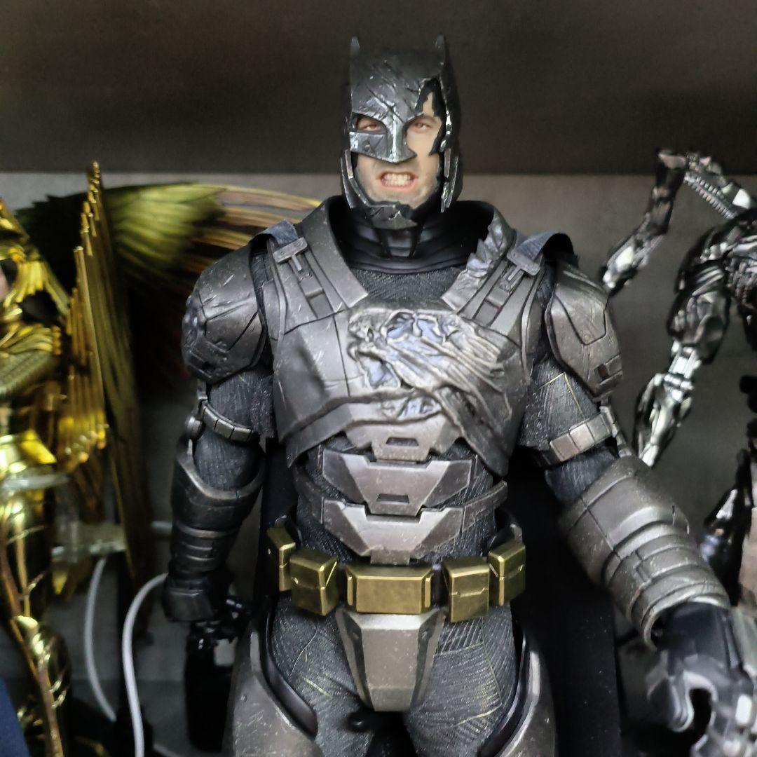 アーマードバットマン 1/6スケール フィギュア　ホットトイズ バトル ダメージ