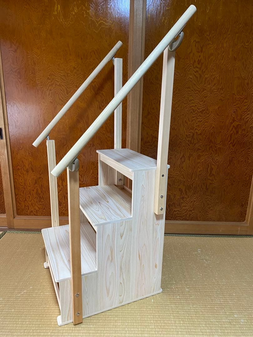 Yaskuro様限定の、手摺り付き3段の踏み台です。