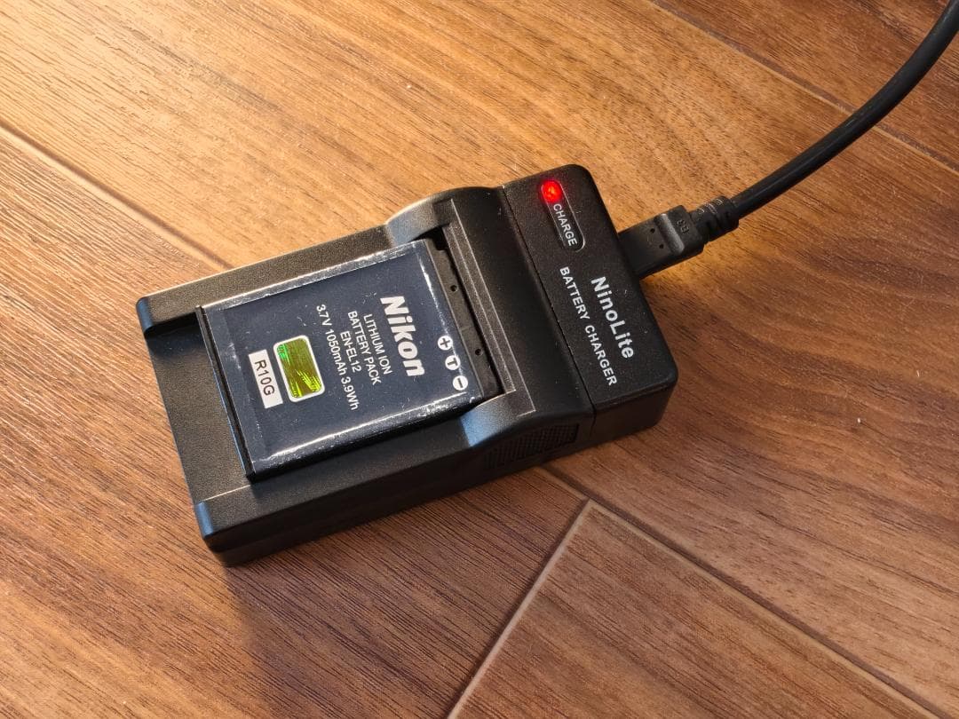 Nikon S800c（美品）＋ P100（26倍ズーム）／動作良好・充電器付き