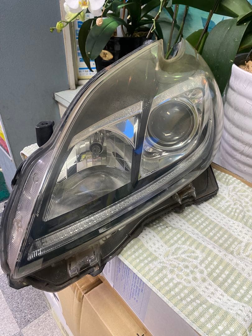 30プリウスGsヘッドライト