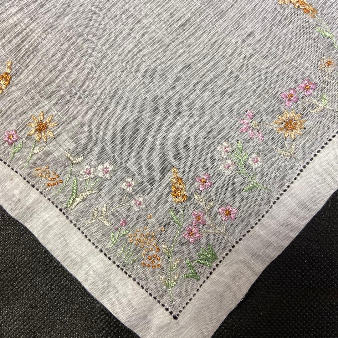 WAKO 和光　手刺繍ハンカチ／野の花