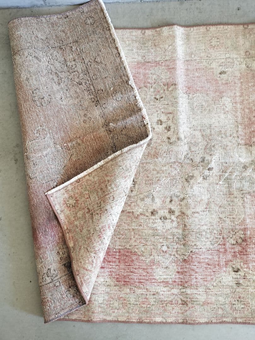 シャビーなローズピンクとベージュのメダリオンラグ　ヴィンテージラグNo.695