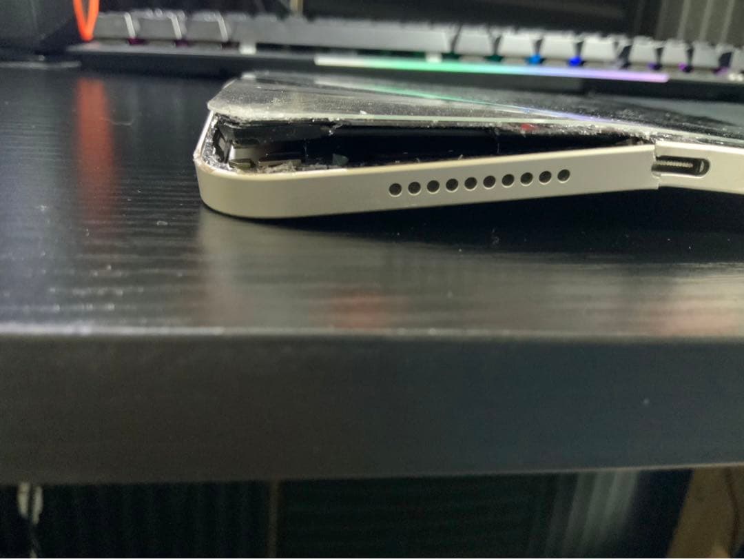 「おそらく基盤は生きている」iPad mini6本体　液晶割れあり
