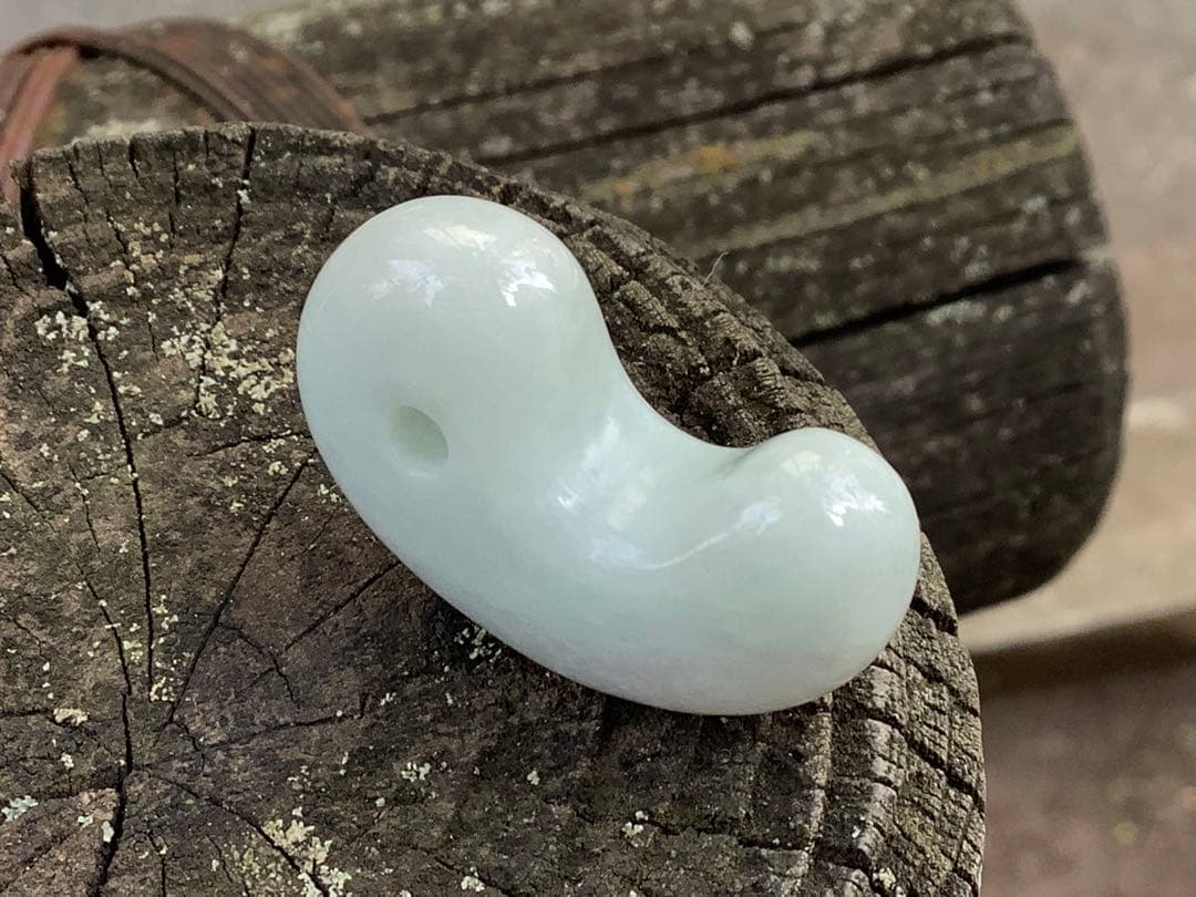 ✳極上物　本物ジェダイト　糸魚川翡翠勾玉　最安値卸し‼️ 守護石に　鑑定機関鑑…