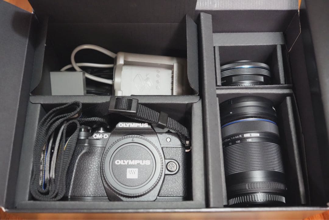 OLYMPUS OM-D E-M10 Mark III 本体+レンズ+SDカード
