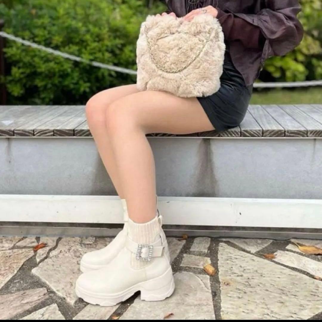 +diana プラスダイアナ　撥水 クリスタルバックル ショートブーツ　23.5