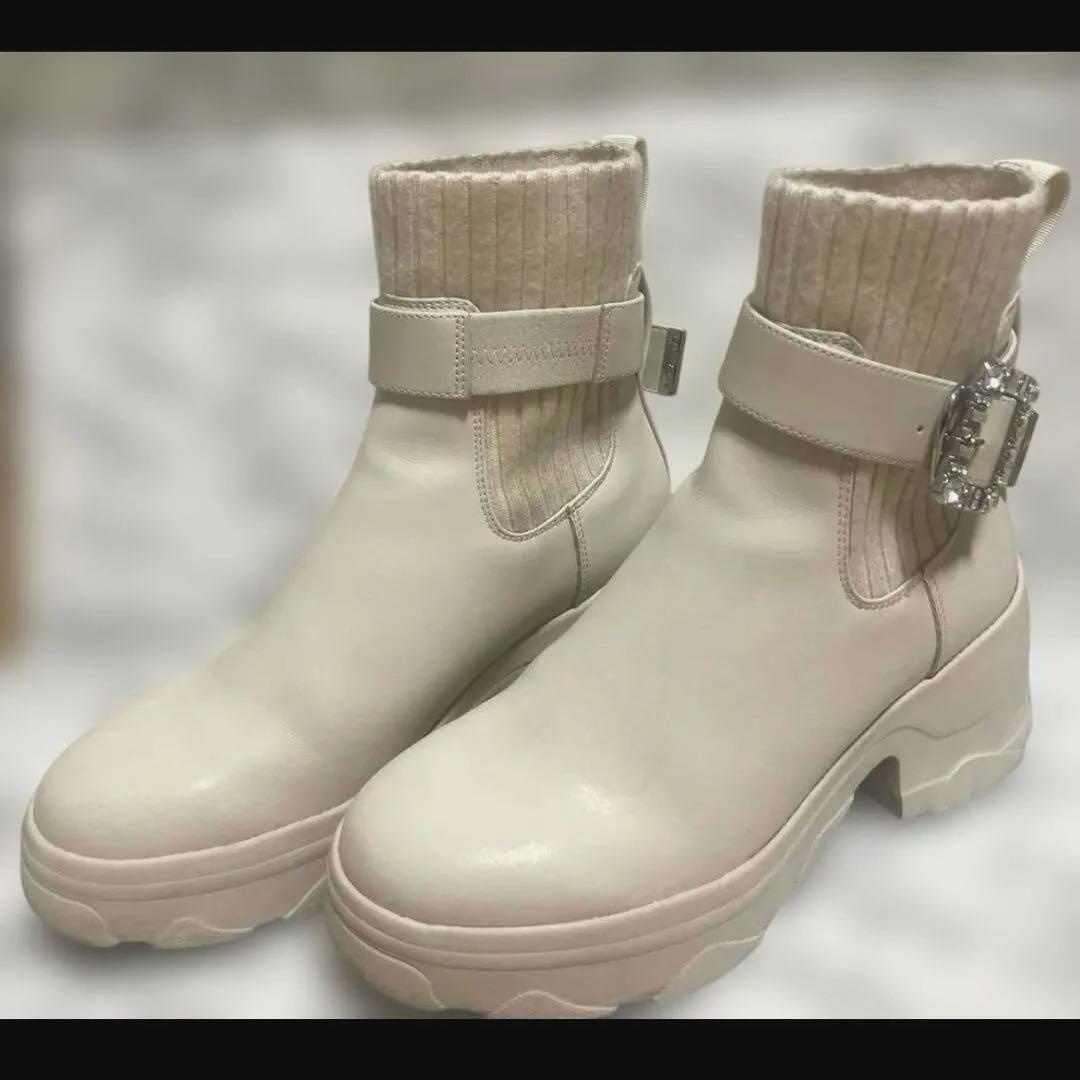 +diana プラスダイアナ　撥水 クリスタルバックル ショートブーツ　23.5