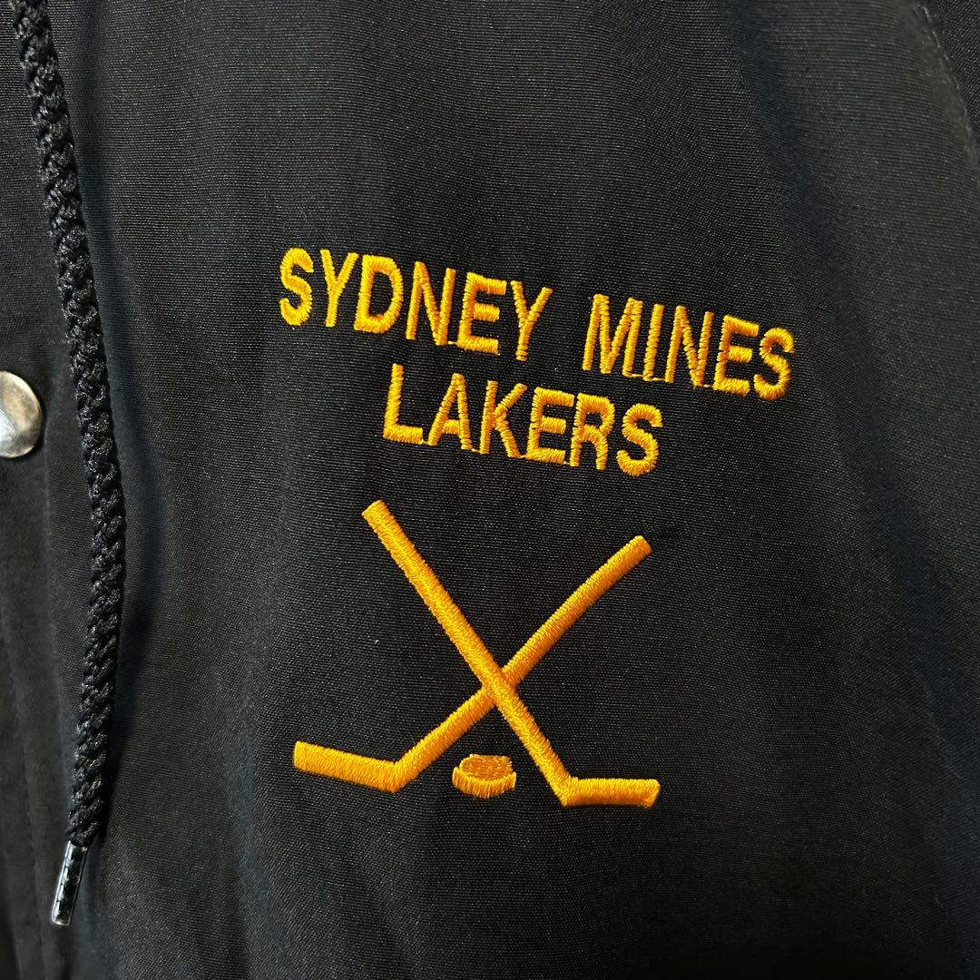 古着 90ヴィンテージ カナダ製　ナイロンジャケット　ビッグ刺繍ロゴ　フーディ