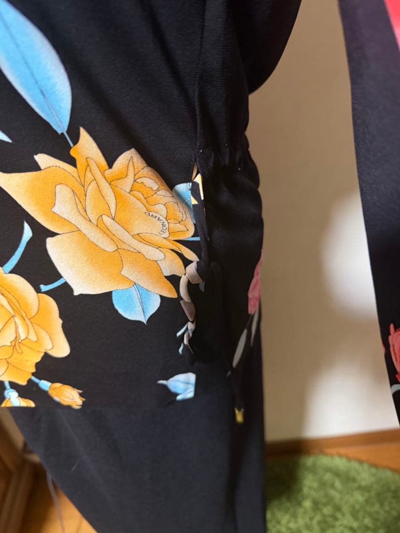 レオナール　黒地に花柄　美しい羽織ジャケット　カーディガン　Mサイズ