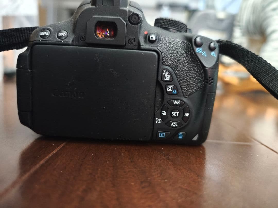 Canon eos kiss 7iの海外版700D レンズ付き