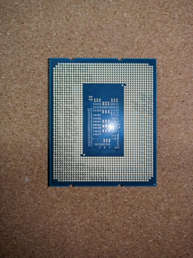 Intel Core i3-12100 (12100Fではありません）