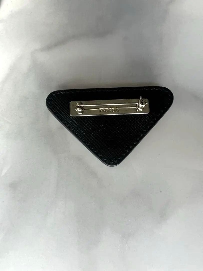 prada ブローチ