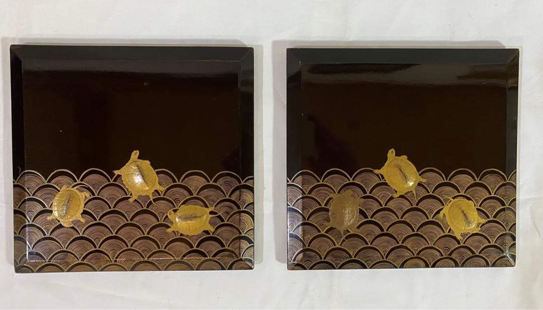 高蒔絵の亀と青海波の蒔絵が美しい段重