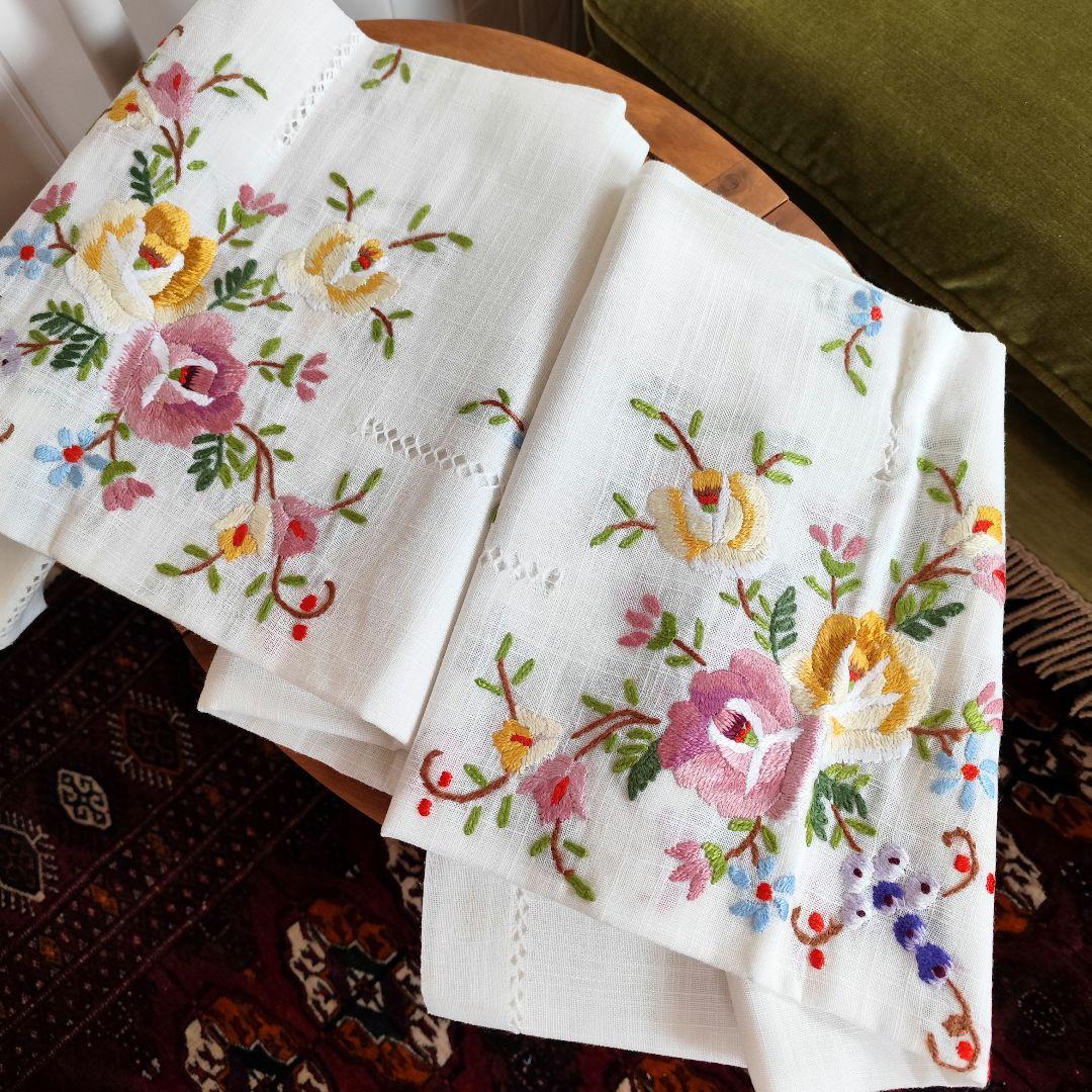 薔薇のモチーフ毛糸手刺繍　混紡リネン　大判テーブルクロス