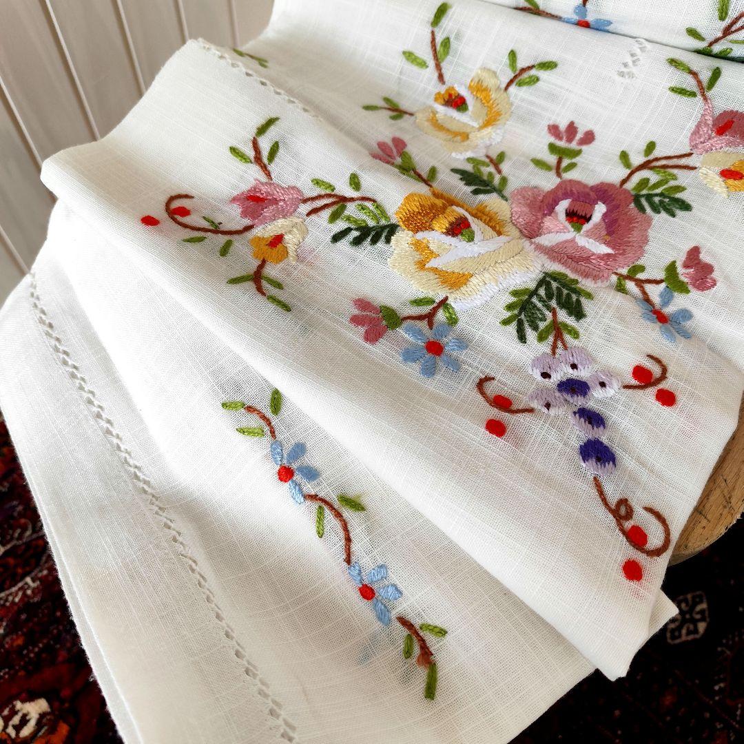薔薇のモチーフ毛糸手刺繍　混紡リネン　大判テーブルクロス