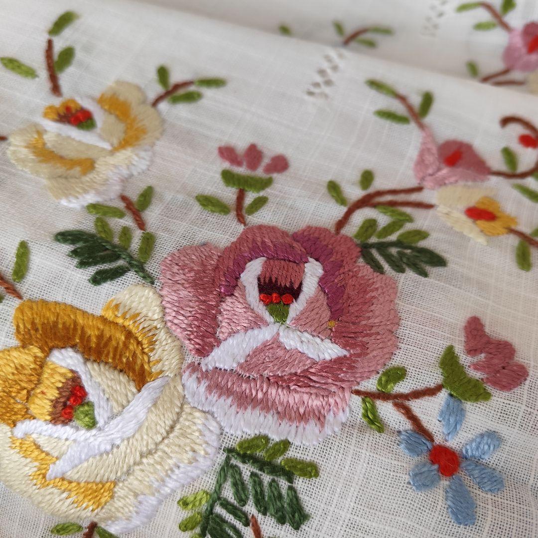 薔薇のモチーフ毛糸手刺繍　混紡リネン　大判テーブルクロス