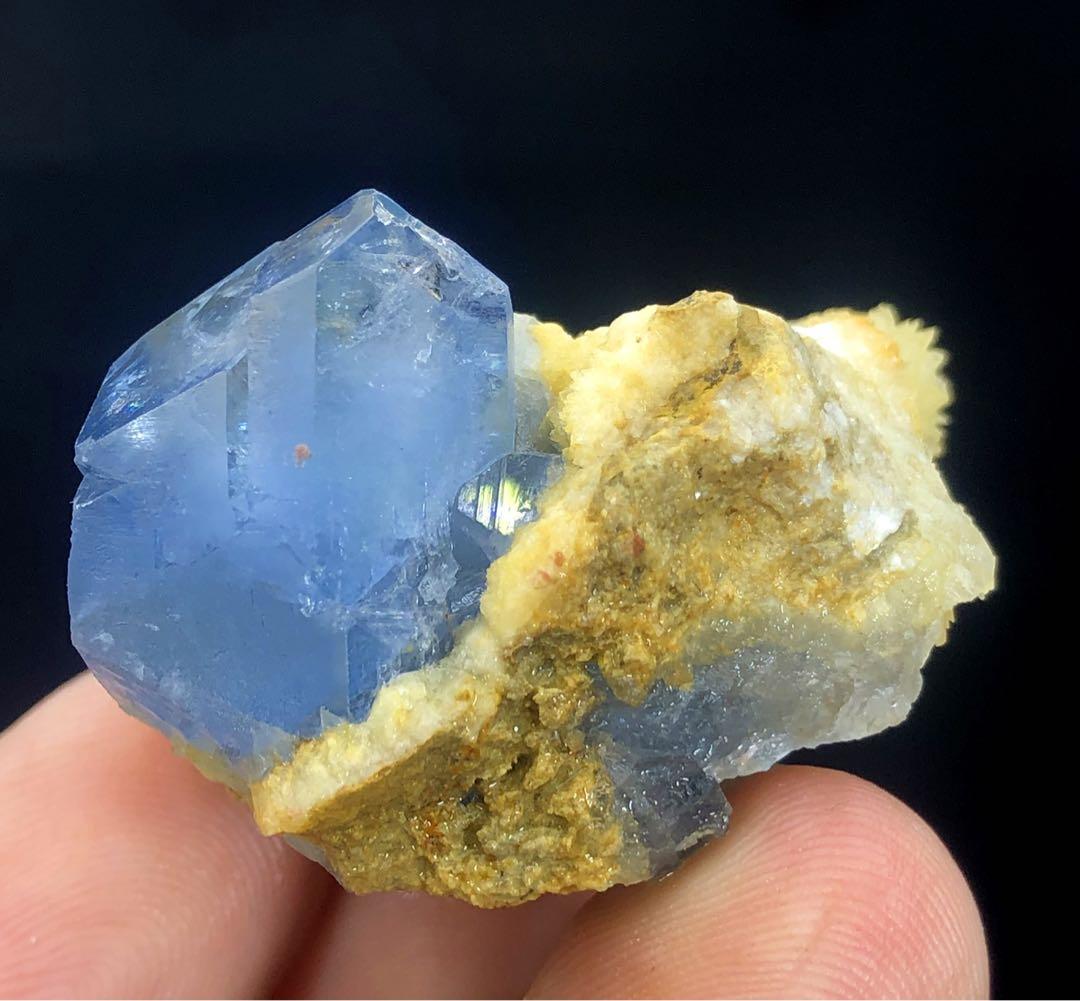 方解石を含むブルーセレスティンクリスタル。