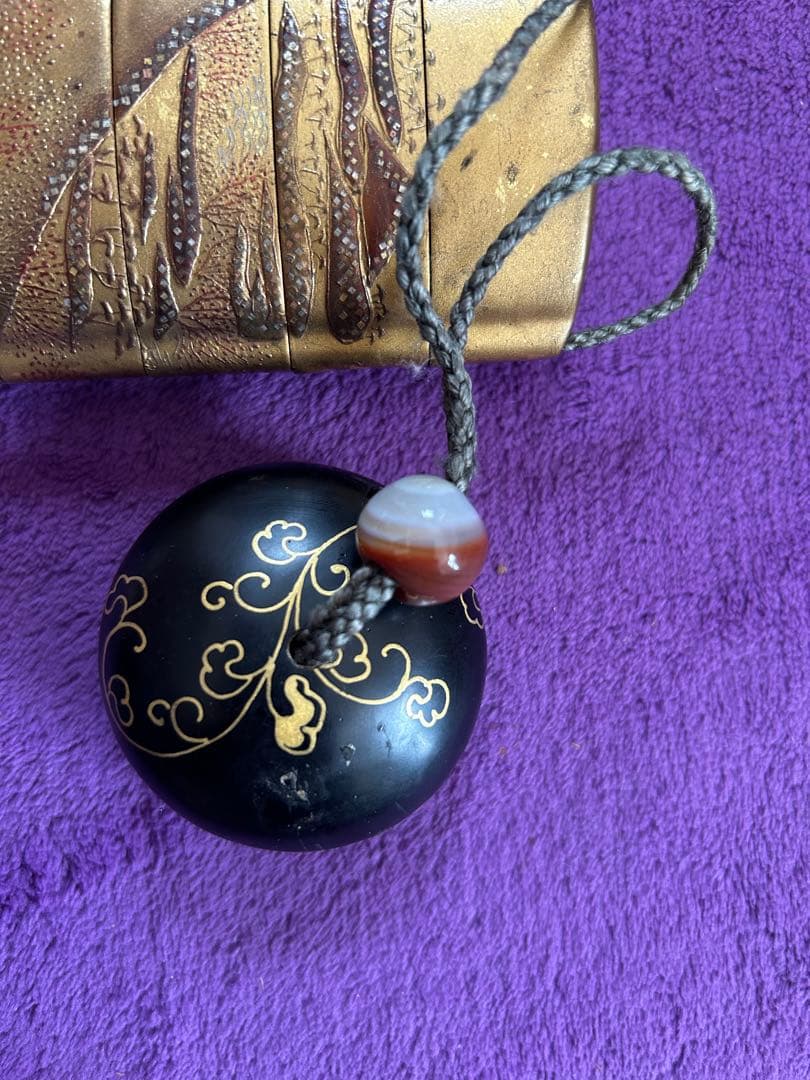 漆塗り印籠 金地の山景色 根付 家紋入り 薬入れ 小物入れ 時代物