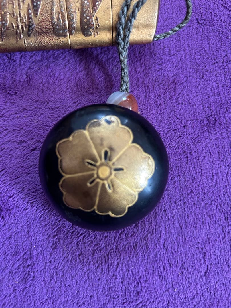 漆塗り印籠 金地の山景色 根付 家紋入り 薬入れ 小物入れ 時代物