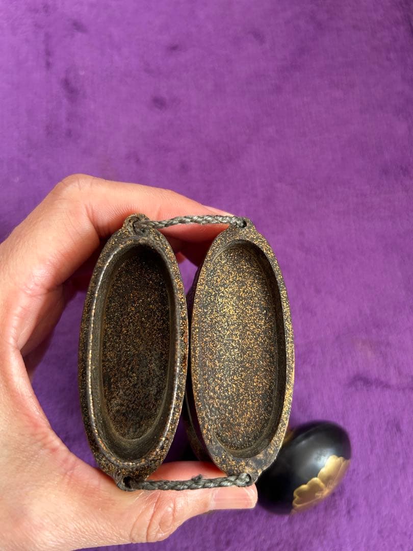 漆塗り印籠 金地の山景色 根付 家紋入り 薬入れ 小物入れ 時代物