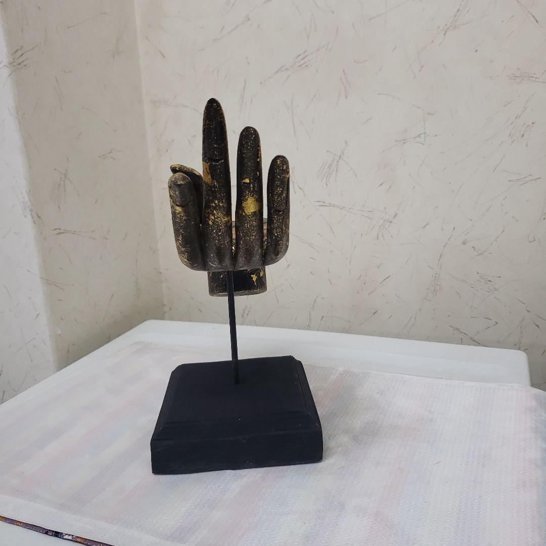 蔵出し特価　木製仏陀の黒と金の右手の形状の置物43×13×13水平置可　670g