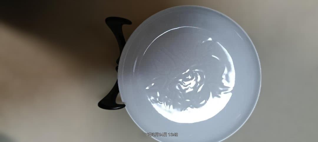 白磁の人間国宝　井上萬二作　牡丹彫文の皿