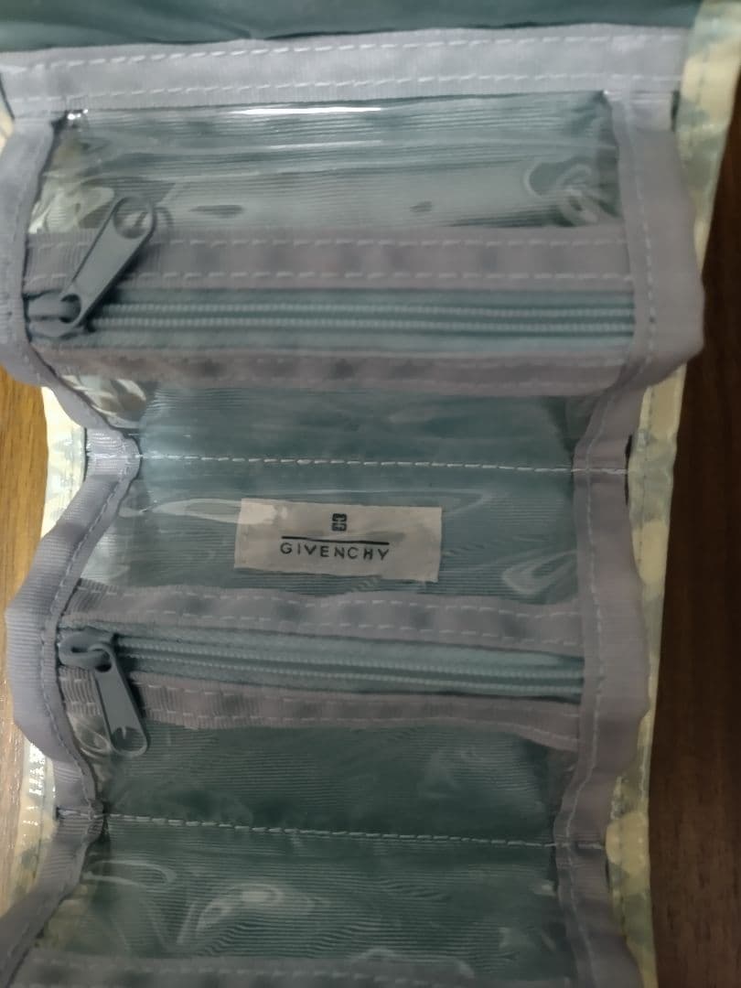 ジバンシイの、小分けポーチ