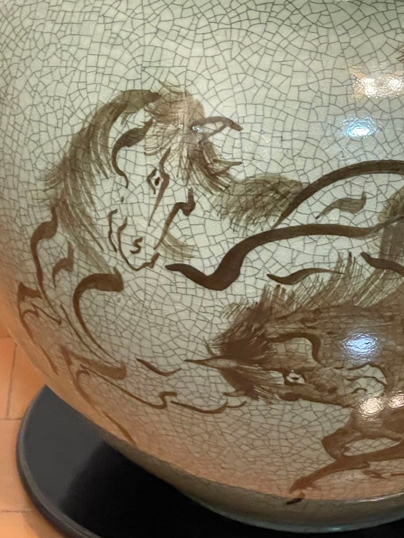 古い大堀相馬焼骨董希少品。特大，大形冰裂開片壺　描金奔馬柄。希少美品。