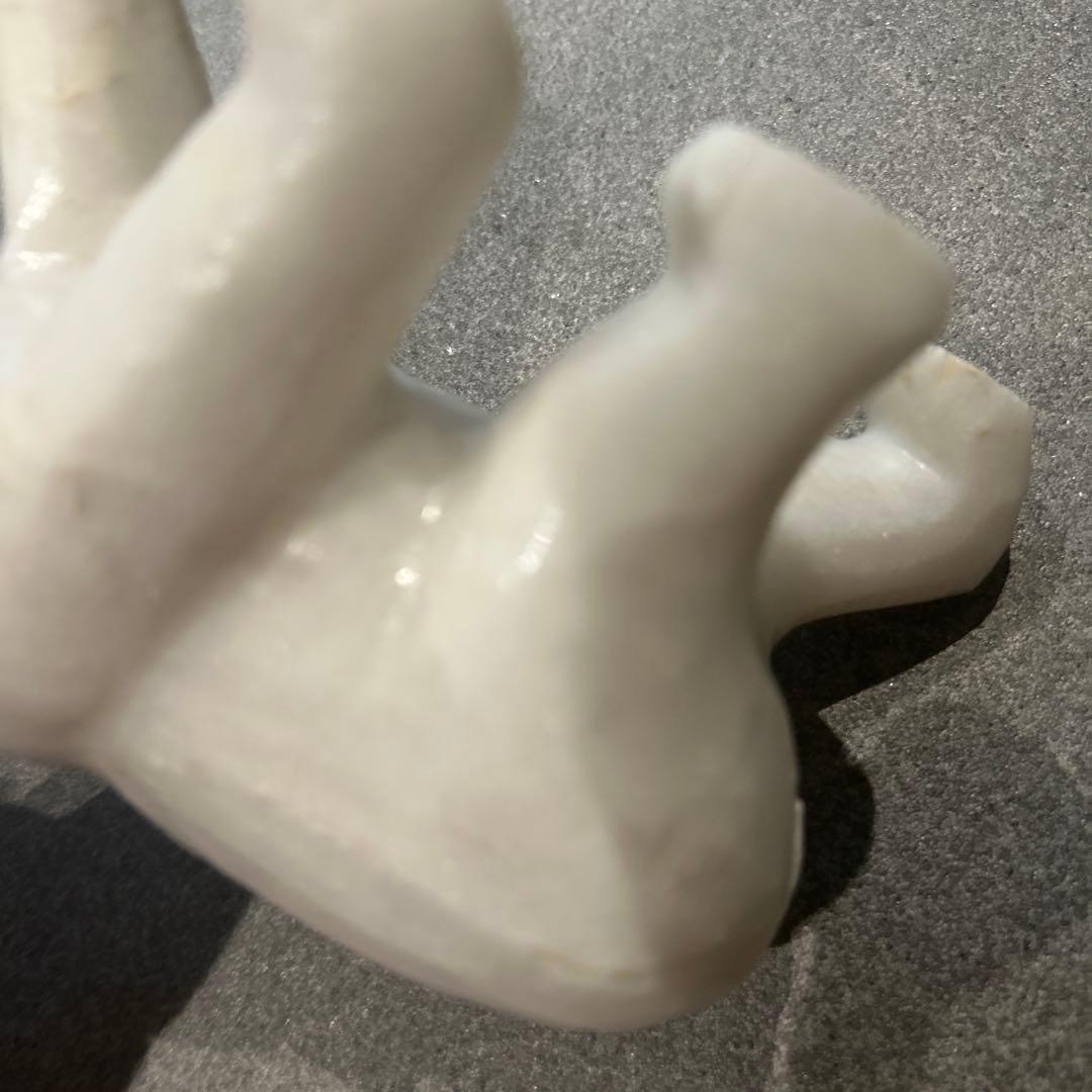 白色石のクマの置物
