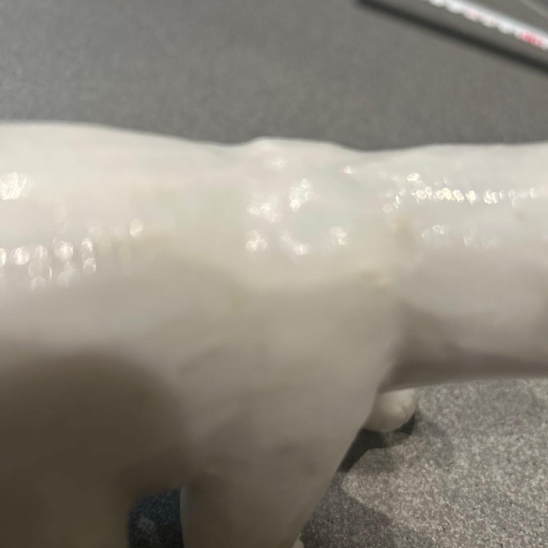 白色石のクマの置物