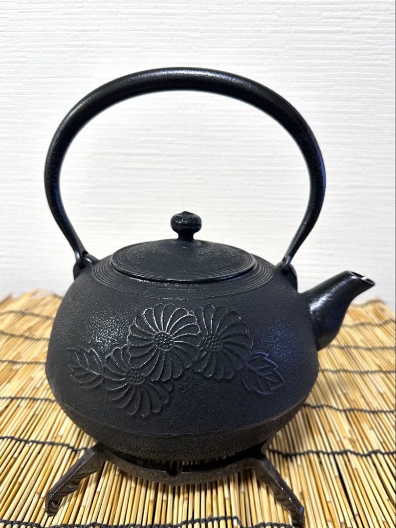 未使用品、供箱、栞付　南部及春南部宝星堂造　２２型　平丸菊　鉄瓶　南部鉄瓶