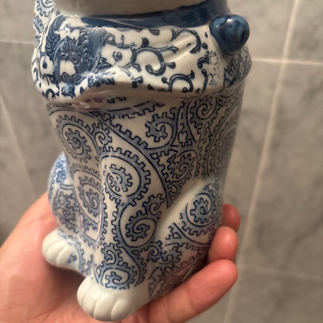 アンティーク　瞳やまつ毛、ヒゲ、体の唐草模様が美しい陶磁器の招き猫