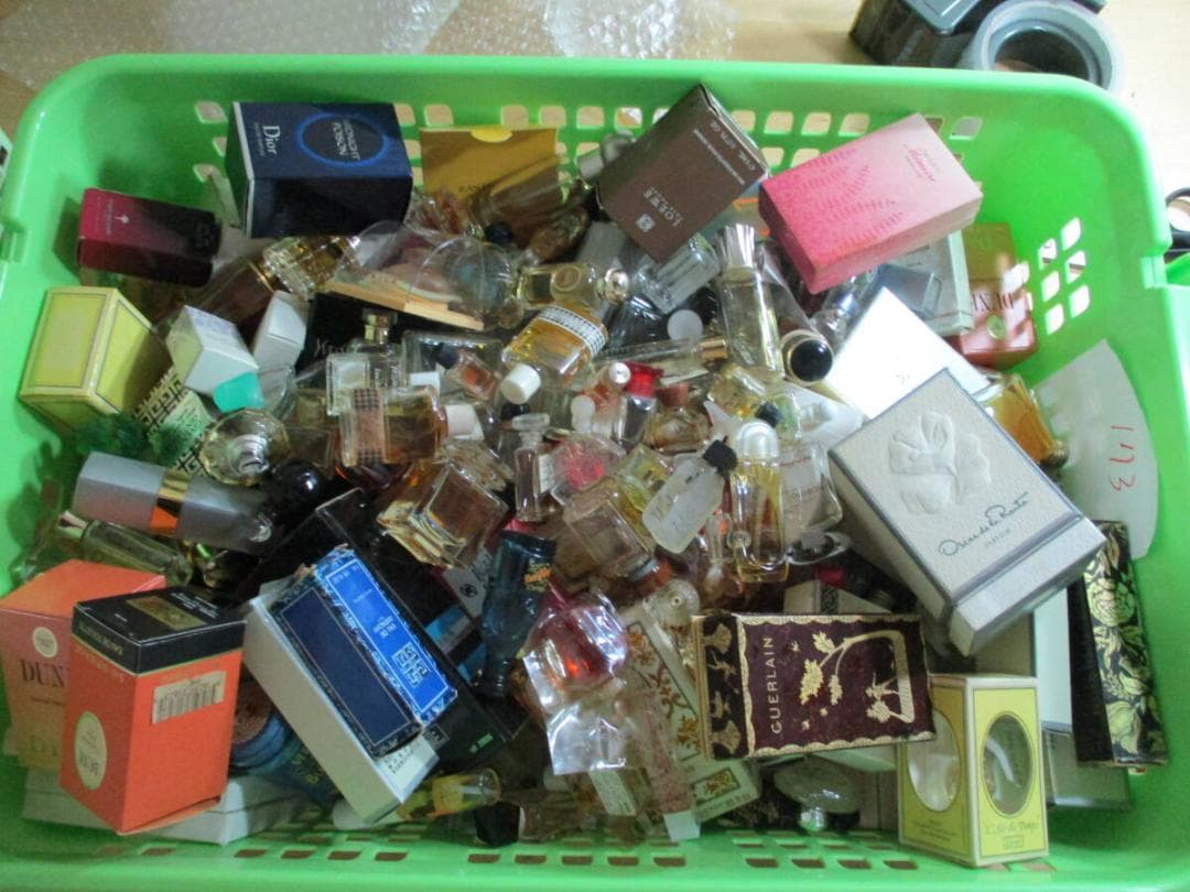 香水　ミニボトル　メルカリ史上最高個数ミニボトルセット　１１００個以上 ラスト