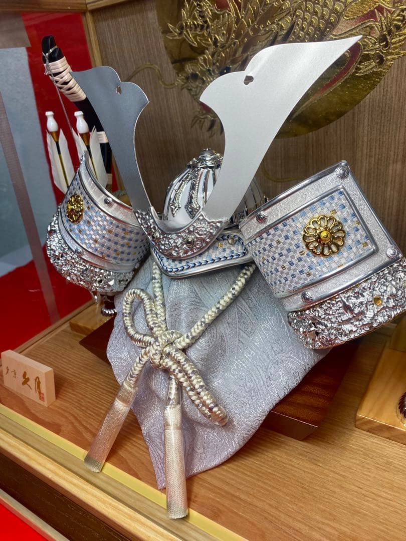 東京久月　五月人形　シルバー兜飾り　白木パノラマクリルケース入