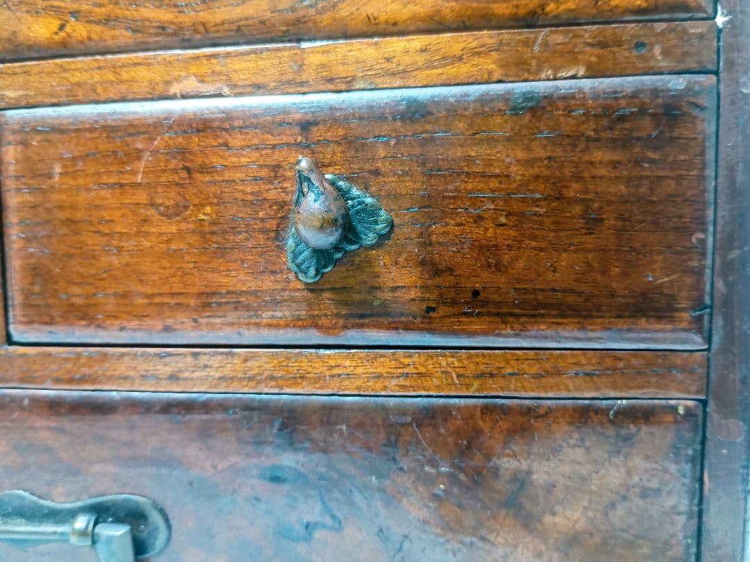 唐木の時代物箪笥(硯箱) 上の引き出右左押て出ます とても可愛ナスのすまみ付