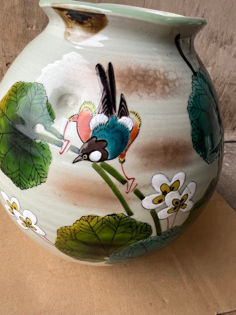 花と鳥の絵柄の陶器花瓶