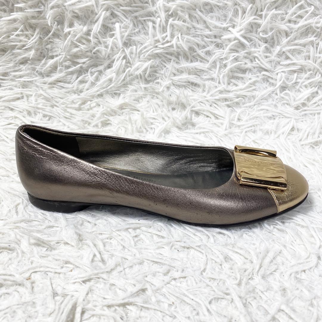 フェラガモ　フラットシューズ　バレエシューズ　ヴァラ　シャンパンゴールド