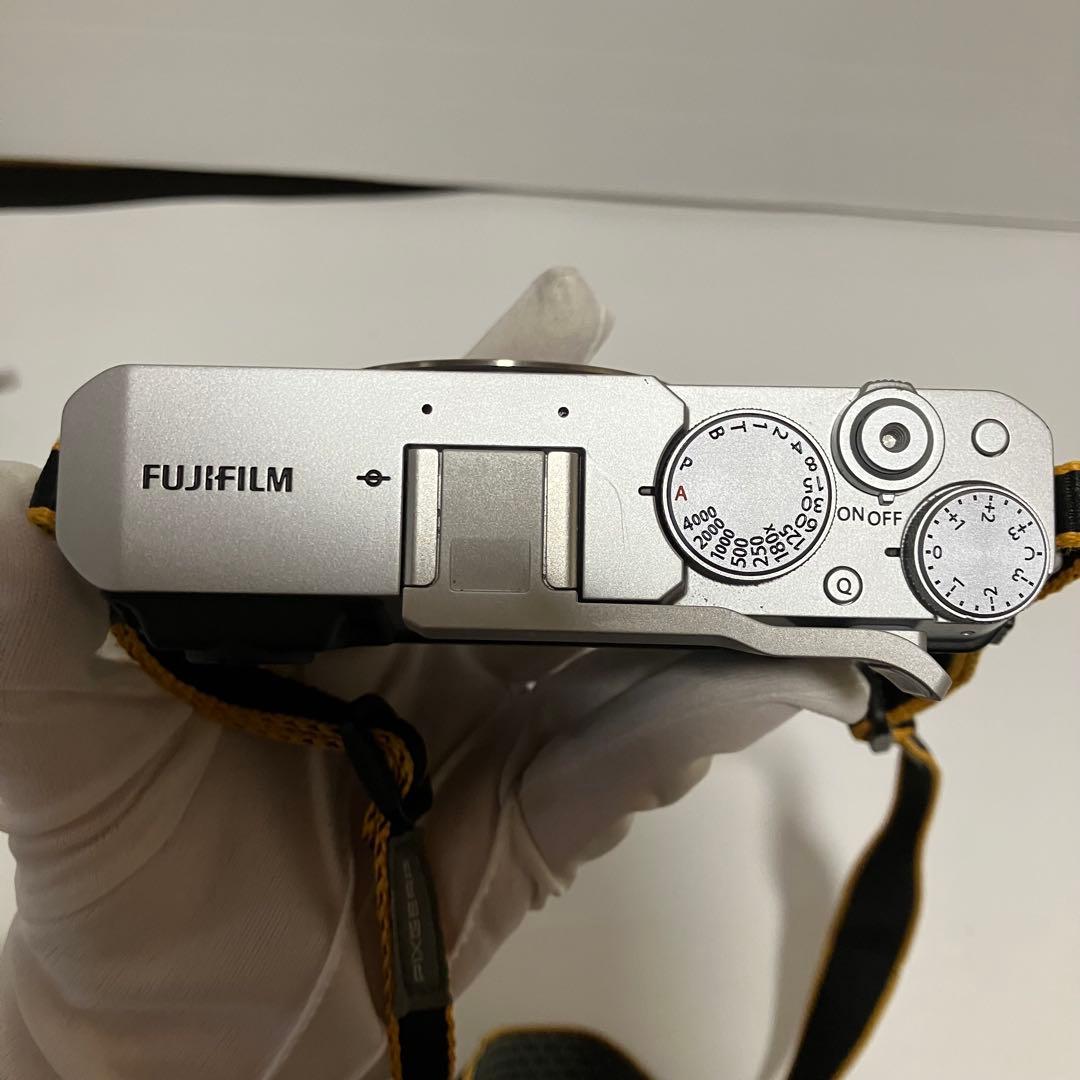 フジフィルム　Fujifilm X-E4本体 充電器・microSD付き