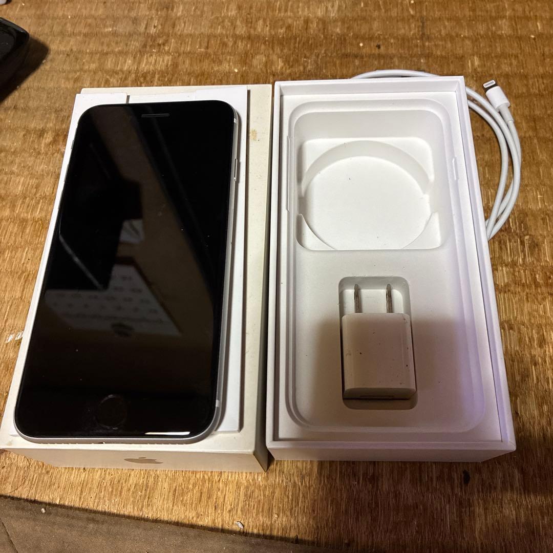 m*o様 iPhone se264ギガホワイトドコモ最大容量89%