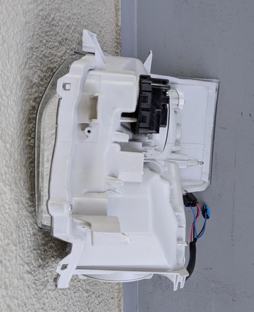 トヨタ　200系４型　ハイエース　ヘッドライト　左右　中古　社外品